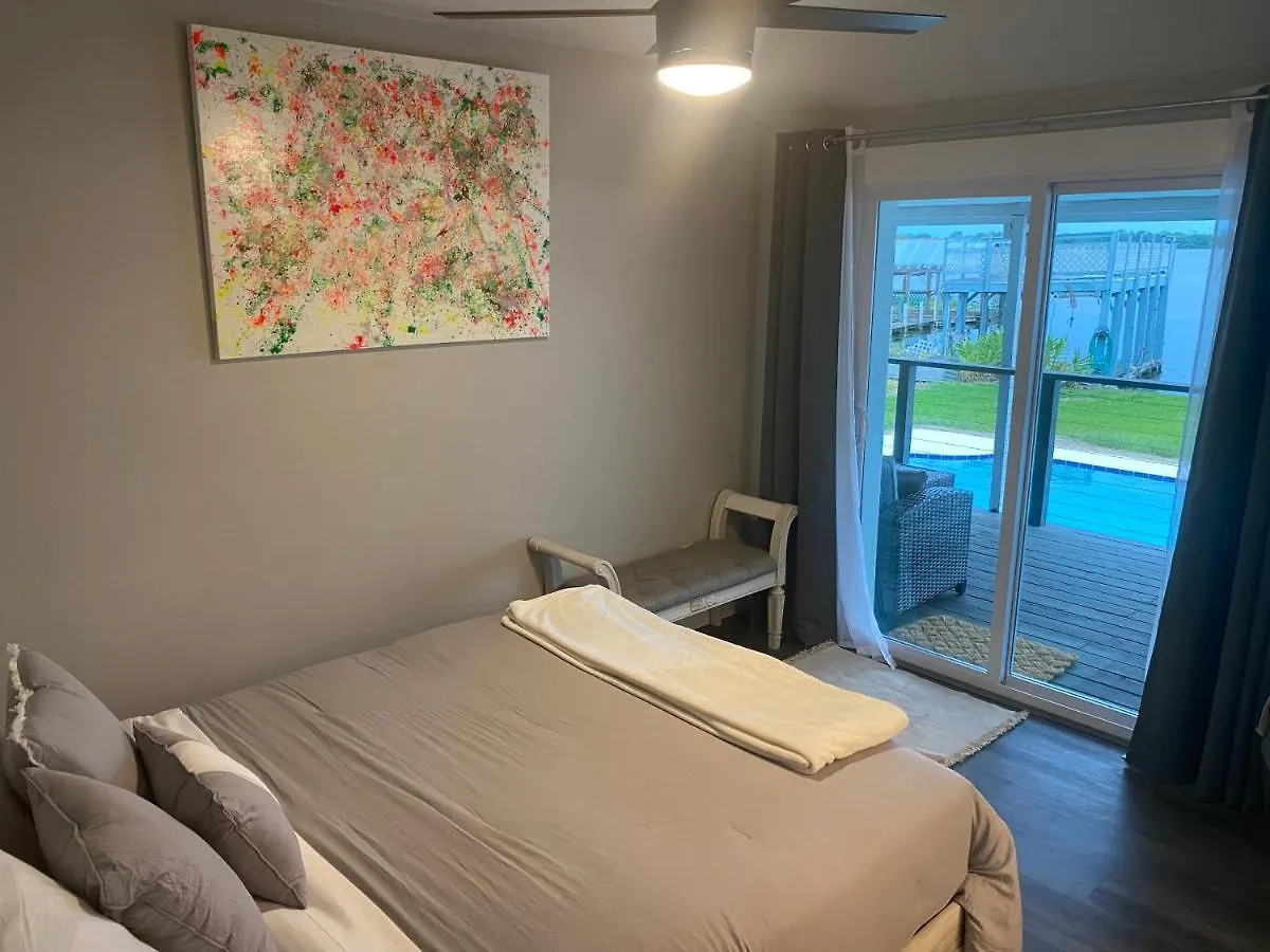 Clear Lake Retreat: Private Pool, Lakefront Orlando 0*,  United States